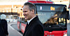 Samferdselsminister Jon-Ivar Nygård sier han følger situasjonen i kollektivtrafikken tett. Her ved en buss i hjembyen Fredrikstad, der han hadde suksess med gratis tilbud i en måned.
