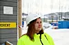 Jette Mari Øie sjekker ut byggets fasade.