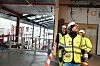 Kim Andre Arnesen er gammel akkord-taker selv og liker godt det han ser. Han legger også merke til mange nye hjelpemidler som har kommet, slik som nye kabelutrullingssystemer. Bak står Emil Thorainn Hardarson og Jette Mari Øie.