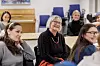 Randi Haugland er med i prosjektet Medkvinner. Her treffer hun kvinner fra land som Albania, Iran, Russland, Polen, Eritrea, Syria, Etiopia.