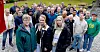 TRE KVINNER I FRONT: Av 41 klubbledere på samling i Elektroarbeidernes Fagforening Vestland den 11. mai var det kun tre kvinner: Fra venstre Ann Olene Djønne Boge, Camilla Høgøy og Henriette Thorsen. Foreningsleder Atle Pettersen helt til venstre, med fanen.