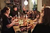 Hele familien er samlet rundt kjøkkenbordet for å feire Jesper. F.v. Jo Liabø,  Ingrid Andersson Torske og hunden Jesper.