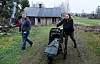 HAR FÅTT DÅRLIGERE RÅD: Hans Erik Ransted og Åse Nordhaug Ransted prøver å få sønnen sin, Nils Arne, til å sove. De merker renteoppgang og prisøkningen på lommeboka. Lønnsoppgjøret var for dårlig, mener Åse.