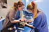 Veterinær Silje Bøyum viser studenten Sunniva Wangen hvordan hun skal avlive en katt. Eieren ønsket ikke å være tilstede.