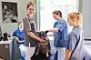 Veterinærstudentene fra NMBU besøker Lisaklinikken for å lære hvordan man skal bli bedre rustet til å kommunisere med eiere som har dårlig råd. F.v. Sunniva Wangen, Mette Mestl, hunden Stella, Amanda Hansen Møller og Jasmin Søderlund.