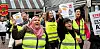 STREIKER PÅ FEMTE UKA: 3600 barnehageansatte er nå i streik bedre pensjon. På en streikemarkering i Oslo 25. oktober  ropte Anne Heidi Simonsen (t.v.) og Aylin Campos ropte ut sine krav om en bedre pensjon. - Det er helt fantastisk oppmøte, dette får fram følelser, sier Campos til Fagbladet.