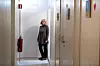 Kristin Mettenes står ved inngangen til et av rommene hvor det snart skal flytte inn en ny person som er blitt utsatt for æresrelatert vold og/eller tvangsekteskap. Hun håper i det minste at de personene som kommer hit, ikke utsetter egne barn for det samme som de er blitt utsatt for.