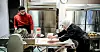 Pappa Mohamad styrer butikken, men bak på kjøkkenet bakes de deiligste småkaker. Mamma Lubna har nemlig ansvaret for at sønn – og lærling – Obai får konditorfagbrevet. Læretida tar han i familienes egen bedrift, som lager håndlagde biter med sjokolade, konfekt og tørket frukt, i tillegg til kaker og mye annet.