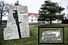 HYLLEST. 127 år etter at Nicolay Sivert Beer bestemmer seg for å satse på stenhoggerdrift avdukes monumentet utenfor Folkets Hus.