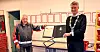 LANG OG TRO TJENESTE: Larvik-ordfører Erik Bringedal dukket nylig opp på Postterminalen i Larvik for å overrekke Norges vels medalje for lang og tro tjeneste til Roy Arnkjell Westby-Larsen. – Overraskende og gledelig, synes Westby-Larsen om å bli gjort stas på.