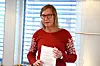 RAPPORT: Assisterende direktør Elisabeth Aarsæther i Nkom (Nasjonal kommunikasjonsmyndighet, tidligere kjent som Post og teletilsynet) med kartleggingen av mørk fiber i Norge i henda i desember i fjor.
