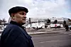 POPUPTESTING: Bydelsutvalgslederen er svært fornøyd med at de har fått en teststasjon midt foran Stovner senter, hvor kan bare kan stille seg i kø for å bli koronatestet. Enkel tilgang betyr veldig mye