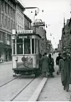 Ekstratrikk til Sagene på vei opp Grensen fra Stortorget.  Foto høsten 1945.