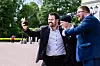 Adam Berge og Johannes Tveitnes møtte et godt publikum på slottsplassen etter audiensen, her med politiker Thorbjørn Vereide.