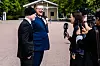 Adam Berge (t.v) og Johannes Tveitnes ble intervjuet av TV2 etter å ha vært i audiens hos kongen.– Vi fortalte kongen at 100.000 personer med utviklingshemming eller lærevansker er uten arbeid. Det virket som det gjorde inntrykk på kongen, sa de til Fontene etterpå.