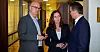 Personaldirektør Gisle Norheim (t.v.) sier staten tar konsekvensene av dommen, og statssekretær Gunn Karin Gjul avviser at de viderefører høyrepolitikk. Her er de sammen med riksmekler Mats Ruland.