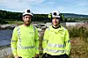ENERGIOPERATØRER: Energioperatør Gunnar Skirbekk var «først på åstedet» den regnfulle dagen kraftverket ble oversvømmet. Energioperatør Jens Ole Linner jobber vanligvis i Konsgvinger, men ble utkalt til Braskereidfoss for å bistå med opprydding etter at skaden var et faktum.