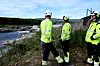 SJEKKER UT LINJESTREKKING: Energioperatør Gunnar Skirbekk, energioperatør Jens Ole Linner og kraftverksjef Vegar Andersen ser på linjemontasjearbeidet som foregår på andre siden av elva.
