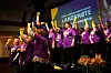 Stå opp for renholderne! Landsmøtet lørdag 30. mai ble åpnet av at alle delegater fra renhold stilte opp på scenen.