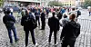 Her står folk fra Norgesdemokratene og AfD og ser på motdemonstrantene på Youngstorget.