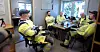 Før arbeidslagene går hver til sitt er det tid til en prat, litt planlegging og en kopp kaffe.