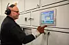 OVERVÅKER: Krematøren følger med på det som skjer i ovnen via et panel.