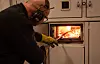 RAKER RESTER: Etter en drøy time, raker Yngve Nilsen restene ned i en boks for videre kverning.