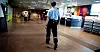 Mange av dagens sikkerhetskontrollører på flyplass vil ikke lenger trenge å ha vekterutdanning, hvis regjeringen får det som de vil.