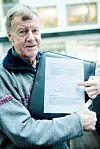 Lege Vemund Digernes peker på grafen som viser at vi nå er inne i den antatt verste perioden for dødsfall knyttet til asbest. – Får tidligere asbestarbeidere den oppfølingen de har krav på, spør han og sikter til at tidlige og grundige undersøkelser kan forlenge og redde liv.