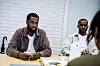 Abdirahman Hasan (t.v) og Siidali Omar fra foreningen Wadajir vil jobbe for et bedre samarbeid mellom barnevernet og det somaliske miljøet i Skien.