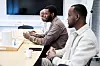 Abdirahman Hasan fra foreningen Wadajir (i midten) forteller at de blir ringt til av folk som vil ha hjelp med en barnevernssak eller som ber om hjelp til å forstå offentlige brev.