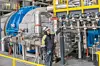 DAMPTURBIN: Finnfjord har i dag Norges største industrielle dampturbin. Her er mekaniker Gunnar Kristiansen på jobb inne i turbinrommet.