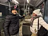 SKADET: Ukrainske Serhii Annenkov skadet seg på jobb for bemanningsbyrået Pajmon. Siden har han ikke vært i arbeid. her er han sammen med samboeren Angelika på bussen.