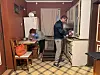 ENKLE KÅR: Serhii og samboeren Angelika inviterer på pulverkaffe fra vannkokeren på det vesle kjøkkenet. For leiligheten betaler de 1600 zloty måneden.