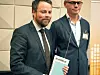 FIKK RAPPORTEN: Kunnskapsminister Torbjørn Røe Isaksen får overrakt rapporten fra lederen av ekspertgruppa om lærerrollen, professor Thomas Dahl.