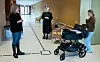 Merete Sandve (t.v.) er særlig stolt av å ha gitt unge helsearbeidere mulighet for full stilling. Her er sykepleier Signe Marie Lie-Agnihotri på besøk med nyfødt baby. Bak: Benedikte Asheim.