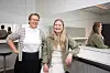 TIDLIGERE PROBLEMPLASS: Dette speilrommet i en av gangene på skolen var tidligere et sted hvor problemer kunne oppstå. F.v.: Sølvi Brekklund Sæves, teamleder, og barnevernspedagog Emilie Johannessen, som leder skolemiljøteamet.