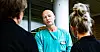 Helsefagarbeider Emir Avdic i samtale med leder Mette Nord i fagforbundet og SV-leder Kirsti Bergstø.