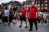 Københavnerteamet starter med å gå en runde i København sentrum. Junes Benakrich (t.h) sier det er viktig at de er synlig både for de unge og for å gjøre folk generelt trygge.