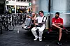 Moutasem Nahar (t.h.) jobber som søppelmann på dagtid og med oppsøkende arbeid på kvelden. Denne kvelden møter Københavnerteamet på en 17-åring og noen av hans venninner.