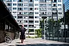 Leder for Nørrebrobyggerne Eline Feldman står foran en av de tolv boligområdene på Nørrebro hvor de arbeider med å støtte dem som bor her.