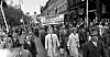 Medbestemming også i private bedrifter var eit krav frå arbeidarrørsla på 50- og 60-talet – som her i 1. mai-toget i Oslo i 1961. Korleis, var folk derimot ueinige om. Både LO og arbeidsgivarane ville ha forsking på saka.