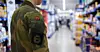 Ikke vær overrasket om du får dette synet på butikken fredag 4. desember. Da er det nemlig «uniform på jobb-dagen» for HV-soldatene.