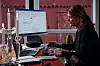 HJEMMEKONTOR: Kontor i koronaens tid. Tove jobber på kjøkkenet.