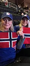 HOCKEYDATE: Yngstedatteren Ronja blir gjerne med mamma på hockeymatch.
