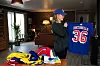 HOCKEYGAL: Tove så Mats Zuccarellos aller siste kamp i Madison Square Garden. På bordet ligger norske, svenske og finske landslagstrøyer.