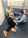 SKADET: Ann-Sofie Franck-Ring skadet seg alvorlig under en pålagt trening på jobb i oktober 2023. Her venter hun med kollegaer på ambulansen.