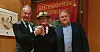 70 årsjubilant: Roger Pilskog, regionleder LO Vestland og Atle Rasmussen, leder i fagforeningen, hedrer Wilhelm Helmer Magnussen for 70 års meldmesskap i fagbevegelsen. Wilhelm hadde med seg hatten han kjøpte den dagen han meldte seg inn.
