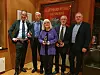 50-årsjubilanter: Et halvt hundreårs LO-medlemsskap kvalifiserer til statuen 'Grubleren'. Roger Pilskog (t.v.) og Atle Ramsussen flankerer her Ottar Tveito, Kjersti Joensen Halvorsen og Gunnar Magnar Misje.