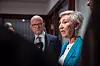 LO-leder Peggy Hessen Følsvik beskyldte arbeidsgiversiden for å snakke usant om resultatet i lønnsoppgjøret. Til venstre: NHOs administrerende direktør Ole Erik Almlid.